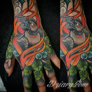 Niewielkie tatuaże na ręce. Formaty skromne i pozbawione akcentów kolorystycznych oraz rozbudowane kształty grafik, które zajmują duże fragmenty dłoni i wykorzystują palce jako np. fragmenty obrazu. 