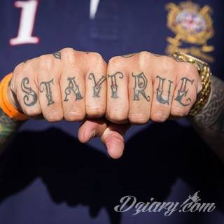 Niewielkie tatuaże na ręce. Formaty skromne i pozbawione akcentów kolorystycznych oraz rozbudowane kształty grafik, które zajmują duże fragmenty dłoni i wykorzystują palce jako np. fragmenty obrazu. 