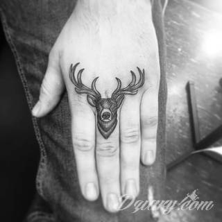 Niewielkie tatuaże na ręce. Formaty skromne i pozbawione akcentów kolorystycznych oraz rozbudowane kształty grafik, które zajmują duże fragmenty dłoni i wykorzystują palce jako np. fragmenty obrazu. 