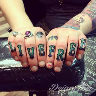 Niewielkie tatuaże na ręce. Formaty skromne i pozbawione akcentów kolorystycznych oraz rozbudowane kształty grafik, które zajmują duże fragmenty dłoni i wykorzystują palce jako np. fragmenty obrazu. 