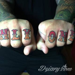 Niewielkie tatuaże na ręce. Formaty skromne i pozbawione akcentów kolorystycznych oraz rozbudowane kształty grafik, które zajmują duże fragmenty dłoni i wykorzystują palce jako np. fragmenty obrazu. 