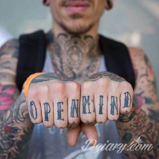 Niewielkie tatuaże na ręce. Formaty skromne i pozbawione akcentów kolorystycznych oraz rozbudowane kształty grafik, które zajmują duże fragmenty dłoni i wykorzystują palce jako np. fragmenty obrazu. 