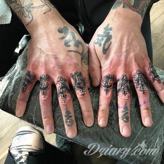 Niewielkie tatuaże na ręce. Formaty skromne i pozbawione akcentów kolorystycznych oraz rozbudowane kształty grafik, które zajmują duże fragmenty dłoni i wykorzystują palce jako np. fragmenty obrazu. 