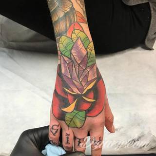 Niewielkie tatuaże na ręce. Formaty skromne i pozbawione akcentów kolorystycznych oraz rozbudowane kształty grafik, które zajmują duże fragmenty dłoni i wykorzystują palce jako np. fragmenty obrazu. 