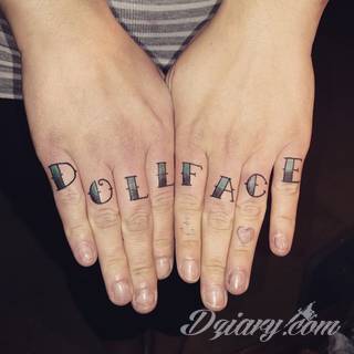 Niewielkie tatuaże na ręce. Formaty skromne i pozbawione akcentów kolorystycznych oraz rozbudowane kształty grafik, które zajmują duże fragmenty dłoni i wykorzystują palce jako np. fragmenty obrazu. 