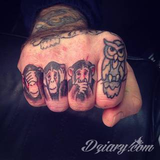 Niewielkie tatuaże na ręce. Formaty skromne i pozbawione akcentów kolorystycznych oraz rozbudowane kształty grafik, które zajmują duże fragmenty dłoni i wykorzystują palce jako np. fragmenty obrazu. 