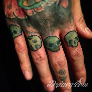 Niewielkie tatuaże na ręce. Formaty skromne i pozbawione akcentów kolorystycznych oraz rozbudowane kształty grafik, które zajmują duże fragmenty dłoni i wykorzystują palce jako np. fragmenty obrazu. 