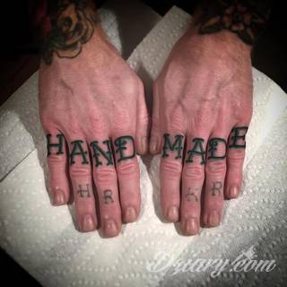 Niewielkie tatuaże na ręce. Formaty skromne i pozbawione akcentów kolorystycznych oraz rozbudowane kształty grafik, które zajmują duże fragmenty dłoni i wykorzystują palce jako np. fragmenty obrazu. 