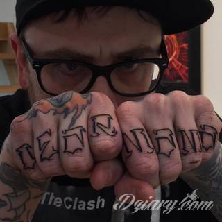 Niewielkie tatuaże na ręce. Formaty skromne i pozbawione akcentów kolorystycznych oraz rozbudowane kształty grafik, które zajmują duże fragmenty dłoni i wykorzystują palce jako np. fragmenty obrazu. 