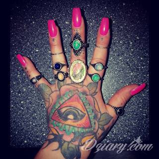 Niewielkie tatuaże na ręce. Formaty skromne i pozbawione akcentów kolorystycznych oraz rozbudowane kształty grafik, które zajmują duże fragmenty dłoni i wykorzystują palce jako np. fragmenty obrazu. 