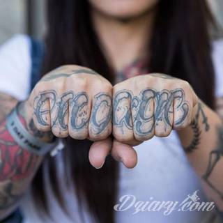 Niewielkie tatuaże na ręce. Formaty skromne i pozbawione akcentów kolorystycznych oraz rozbudowane kształty grafik, które zajmują duże fragmenty dłoni i wykorzystują palce jako np. fragmenty obrazu. 