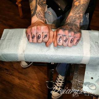 Niewielkie tatuaże na ręce. Formaty skromne i pozbawione akcentów kolorystycznych oraz rozbudowane kształty grafik, które zajmują duże fragmenty dłoni i wykorzystują palce jako np. fragmenty obrazu. 