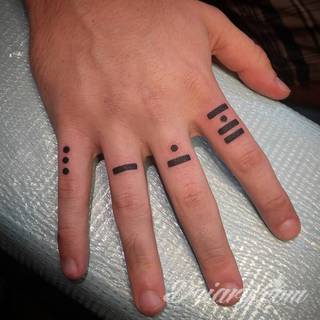 Niewielkie tatuaże na ręce. Formaty skromne i pozbawione akcentów kolorystycznych oraz rozbudowane kształty grafik, które zajmują duże fragmenty dłoni i wykorzystują palce jako np. fragmenty obrazu. 