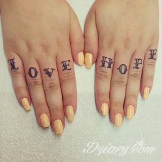 Niewielkie tatuaże na ręce. Formaty skromne i pozbawione akcentów kolorystycznych oraz rozbudowane kształty grafik, które zajmują duże fragmenty dłoni i wykorzystują palce jako np. fragmenty obrazu. 