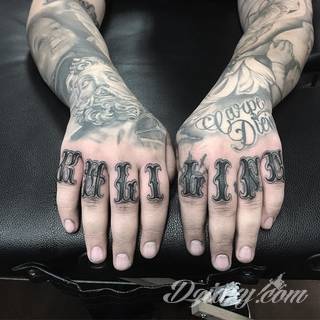 Niewielkie tatuaże na ręce. Formaty skromne i pozbawione akcentów kolorystycznych oraz rozbudowane kształty grafik, które zajmują duże fragmenty dłoni i wykorzystują palce jako np. fragmenty obrazu. 