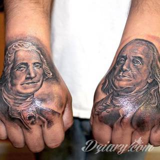 Niewielkie tatuaże na ręce. Formaty skromne i pozbawione akcentów kolorystycznych oraz rozbudowane kształty grafik, które zajmują duże fragmenty dłoni i wykorzystują palce jako np. fragmenty obrazu. 