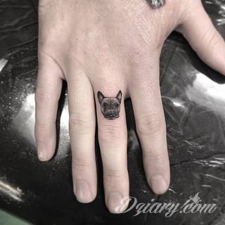 Niewielkie tatuaże na ręce. Formaty skromne i pozbawione akcentów kolorystycznych oraz rozbudowane kształty grafik, które zajmują duże fragmenty dłoni i wykorzystują palce jako np. fragmenty obrazu. 