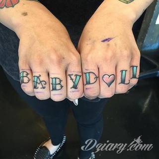 Niewielkie tatuaże na ręce. Formaty skromne i pozbawione akcentów kolorystycznych oraz rozbudowane kształty grafik, które zajmują duże fragmenty dłoni i wykorzystują palce jako np. fragmenty obrazu. 