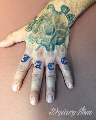 Niewielkie tatuaże na ręce. Formaty skromne i pozbawione akcentów kolorystycznych oraz rozbudowane kształty grafik, które zajmują duże fragmenty dłoni i wykorzystują palce jako np. fragmenty obrazu. 
