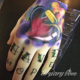 Niewielkie tatuaże na ręce. Formaty skromne i pozbawione akcentów kolorystycznych oraz rozbudowane kształty grafik, które zajmują duże fragmenty dłoni i wykorzystują palce jako np. fragmenty obrazu. 