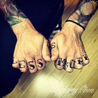 Niewielkie tatuaże na ręce. Formaty skromne i pozbawione akcentów kolorystycznych oraz rozbudowane kształty grafik, które zajmują duże fragmenty dłoni i wykorzystują palce jako np. fragmenty obrazu. 