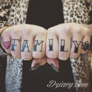 Niewielkie tatuaże na ręce. Formaty skromne i pozbawione akcentów kolorystycznych oraz rozbudowane kształty grafik, które zajmują duże fragmenty dłoni i wykorzystują palce jako np. fragmenty obrazu. 