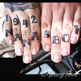 Niewielkie tatuaże na ręce. Formaty skromne i pozbawione akcentów kolorystycznych oraz rozbudowane kształty grafik, które zajmują duże fragmenty dłoni i wykorzystują palce jako np. fragmenty obrazu. 