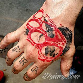 Niewielkie tatuaże na ręce. Formaty skromne i pozbawione akcentów kolorystycznych oraz rozbudowane kształty grafik, które zajmują duże fragmenty dłoni i wykorzystują palce jako np. fragmenty obrazu. 