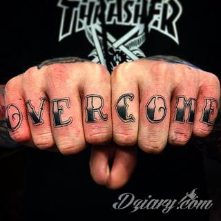 Niewielkie tatuaże na ręce. Formaty skromne i pozbawione akcentów kolorystycznych oraz rozbudowane kształty grafik, które zajmują duże fragmenty dłoni i wykorzystują palce jako np. fragmenty obrazu. 