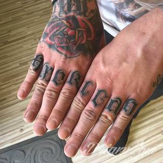 Niewielkie tatuaże na ręce. Formaty skromne i pozbawione akcentów kolorystycznych oraz rozbudowane kształty grafik, które zajmują duże fragmenty dłoni i wykorzystują palce jako np. fragmenty obrazu. 