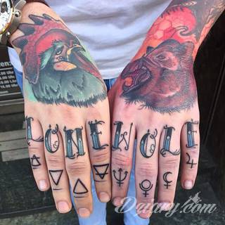 Niewielkie tatuaże na ręce. Formaty skromne i pozbawione akcentów kolorystycznych oraz rozbudowane kształty grafik, które zajmują duże fragmenty dłoni i wykorzystują palce jako np. fragmenty obrazu. 