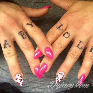 Niewielkie tatuaże na ręce. Formaty skromne i pozbawione akcentów kolorystycznych oraz rozbudowane kształty grafik, które zajmują duże fragmenty dłoni i wykorzystują palce jako np. fragmenty obrazu. 