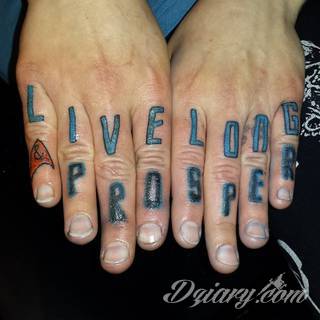 Niewielkie tatuaże na ręce. Formaty skromne i pozbawione akcentów kolorystycznych oraz rozbudowane kształty grafik, które zajmują duże fragmenty dłoni i wykorzystują palce jako np. fragmenty obrazu. 