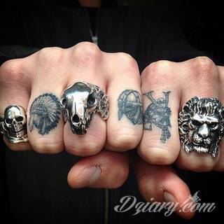 Niewielkie tatuaże na ręce. Formaty skromne i pozbawione akcentów kolorystycznych oraz rozbudowane kształty grafik, które zajmują duże fragmenty dłoni i wykorzystują palce jako np. fragmenty obrazu. 