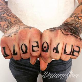 Niewielkie tatuaże na ręce. Formaty skromne i pozbawione akcentów kolorystycznych oraz rozbudowane kształty grafik, które zajmują duże fragmenty dłoni i wykorzystują palce jako np. fragmenty obrazu. 