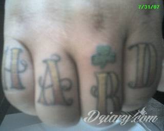 Niewielkie tatuaże na ręce. Formaty skromne i pozbawione akcentów kolorystycznych oraz rozbudowane kształty grafik, które zajmują duże fragmenty dłoni i wykorzystują palce jako np. fragmenty obrazu. 