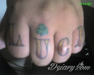 Niewielkie tatuaże na ręce. Formaty skromne i pozbawione akcentów kolorystycznych oraz rozbudowane kształty grafik, które zajmują duże fragmenty dłoni i wykorzystują palce jako np. fragmenty obrazu. 