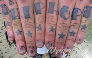 Niewielkie tatuaże na ręce. Formaty skromne i pozbawione akcentów kolorystycznych oraz rozbudowane kształty grafik, które zajmują duże fragmenty dłoni i wykorzystują palce jako np. fragmenty obrazu. 