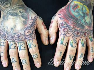 Niewielkie tatuaże na ręce. Formaty skromne i pozbawione akcentów kolorystycznych oraz rozbudowane kształty grafik, które zajmują duże fragmenty dłoni i wykorzystują palce jako np. fragmenty obrazu. 