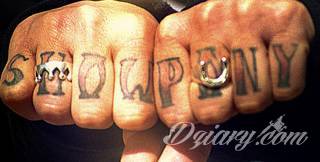 Niewielkie tatuaże na ręce. Formaty skromne i pozbawione akcentów kolorystycznych oraz rozbudowane kształty grafik, które zajmują duże fragmenty dłoni i wykorzystują palce jako np. fragmenty obrazu. 