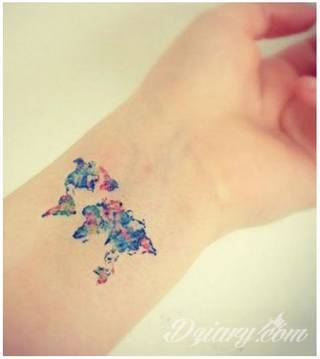 Niewielkie tatuaże na ręce. Formaty skromne i pozbawione akcentów kolorystycznych oraz rozbudowane kształty grafik, które zajmują duże fragmenty dłoni i wykorzystują palce jako np. fragmenty obrazu. 