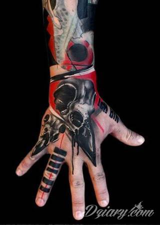 Niewielkie tatuaże na ręce. Formaty skromne i pozbawione akcentów kolorystycznych oraz rozbudowane kształty grafik, które zajmują duże fragmenty dłoni i wykorzystują palce jako np. fragmenty obrazu. 