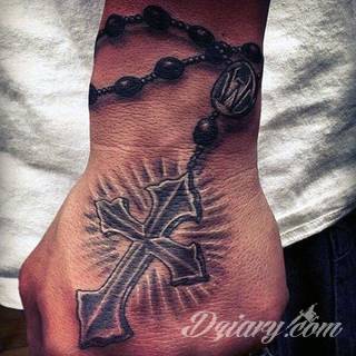 Niewielkie tatuaże na ręce. Formaty skromne i pozbawione akcentów kolorystycznych oraz rozbudowane kształty grafik, które zajmują duże fragmenty dłoni i wykorzystują palce jako np. fragmenty obrazu. 