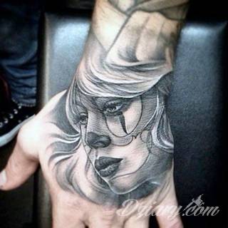 Niewielkie tatuaże na ręce. Formaty skromne i pozbawione akcentów kolorystycznych oraz rozbudowane kształty grafik, które zajmują duże fragmenty dłoni i wykorzystują palce jako np. fragmenty obrazu. 