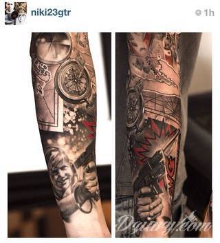 Niewielkie tatuaże na ręce. Formaty skromne i pozbawione akcentów kolorystycznych oraz rozbudowane kształty grafik, które zajmują duże fragmenty dłoni i wykorzystują palce jako np. fragmenty obrazu. 