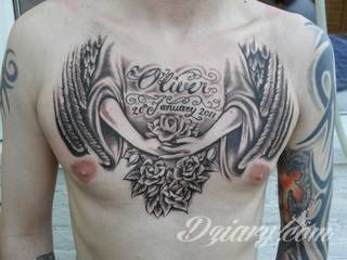 Niewielkie tatuaże na ręce. Formaty skromne i pozbawione akcentów kolorystycznych oraz rozbudowane kształty grafik, które zajmują duże fragmenty dłoni i wykorzystują palce jako np. fragmenty obrazu. 