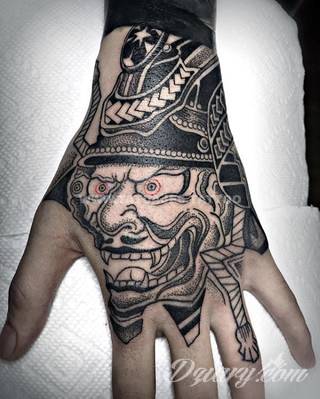 Niewielkie tatuaże na ręce. Formaty skromne i pozbawione akcentów kolorystycznych oraz rozbudowane kształty grafik, które zajmują duże fragmenty dłoni i wykorzystują palce jako np. fragmenty obrazu. 