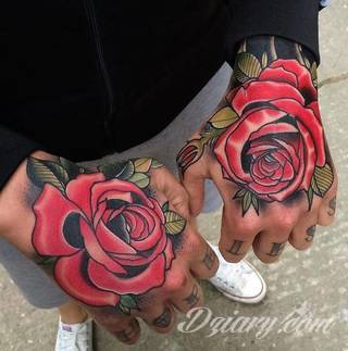 Niewielkie tatuaże na ręce. Formaty skromne i pozbawione akcentów kolorystycznych oraz rozbudowane kształty grafik, które zajmują duże fragmenty dłoni i wykorzystują palce jako np. fragmenty obrazu. 