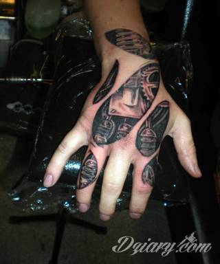 Niewielkie tatuaże na ręce. Formaty skromne i pozbawione akcentów kolorystycznych oraz rozbudowane kształty grafik, które zajmują duże fragmenty dłoni i wykorzystują palce jako np. fragmenty obrazu. 