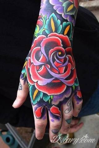 Niewielkie tatuaże na ręce. Formaty skromne i pozbawione akcentów kolorystycznych oraz rozbudowane kształty grafik, które zajmują duże fragmenty dłoni i wykorzystują palce jako np. fragmenty obrazu. 